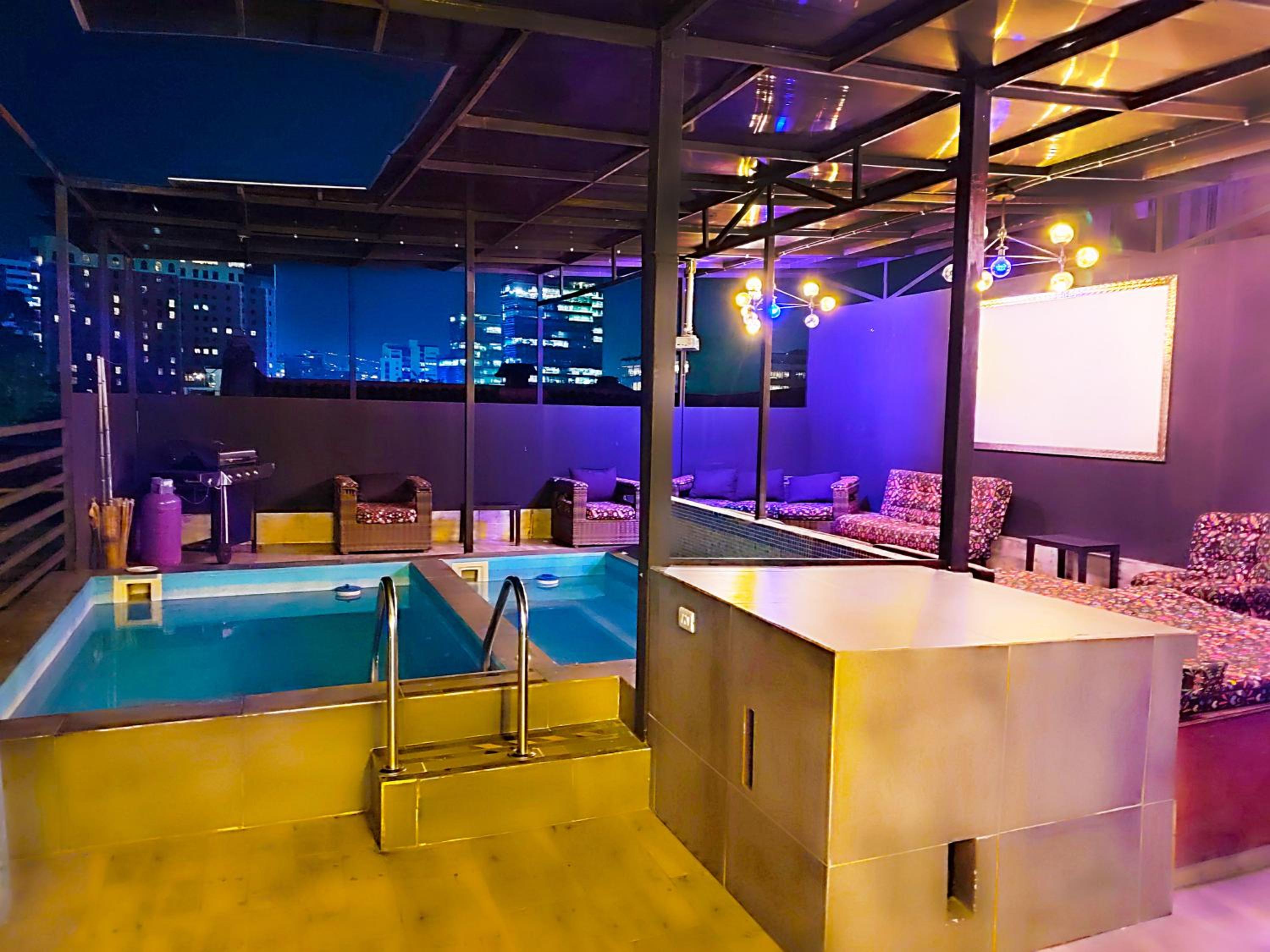 Urban 10 BDRM Private Apartment With Rooftop Pool & Jacuzzi
