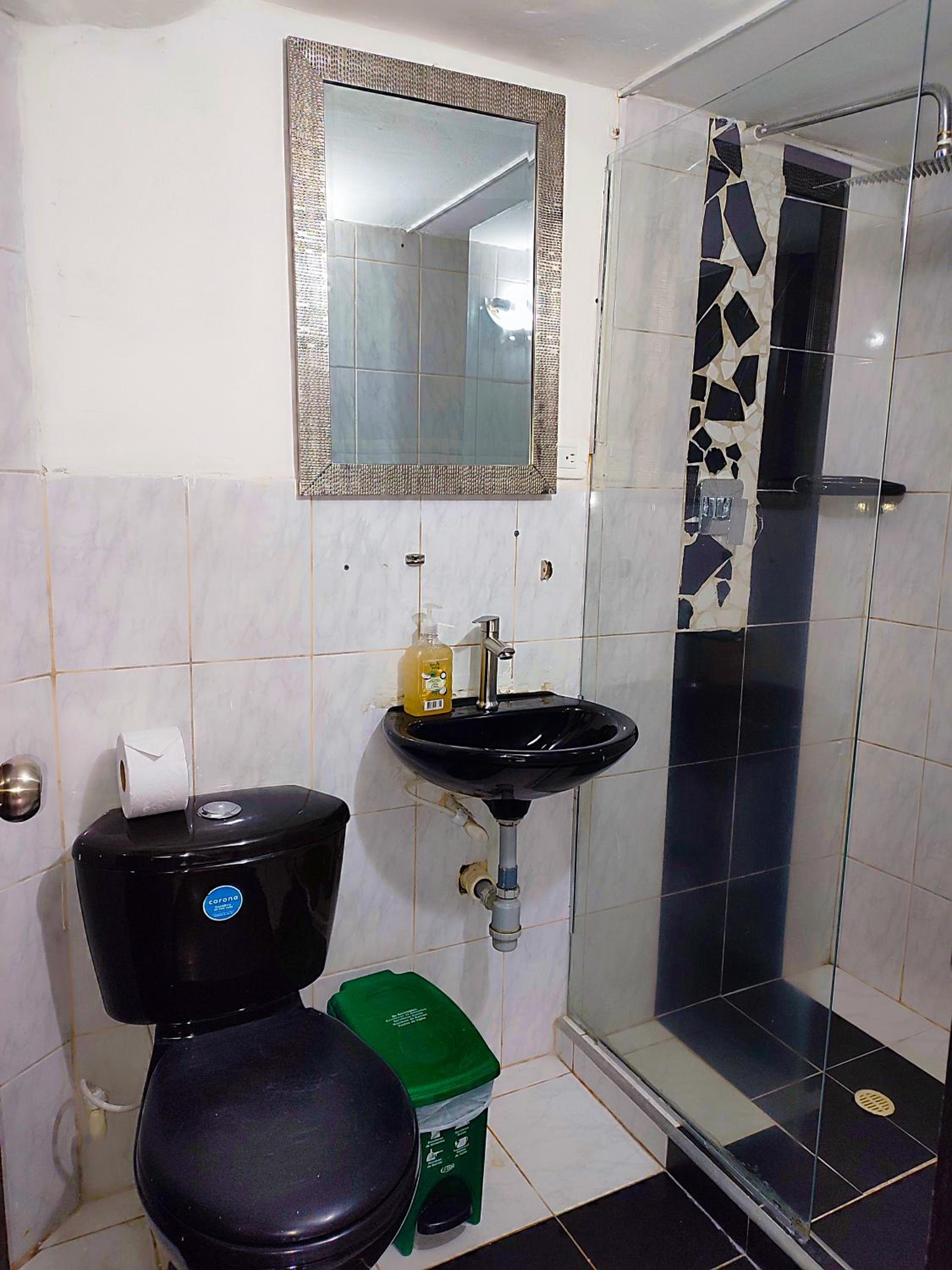 Urban 10 BDRM Private Apartment With Rooftop Pool & Jacuzzi