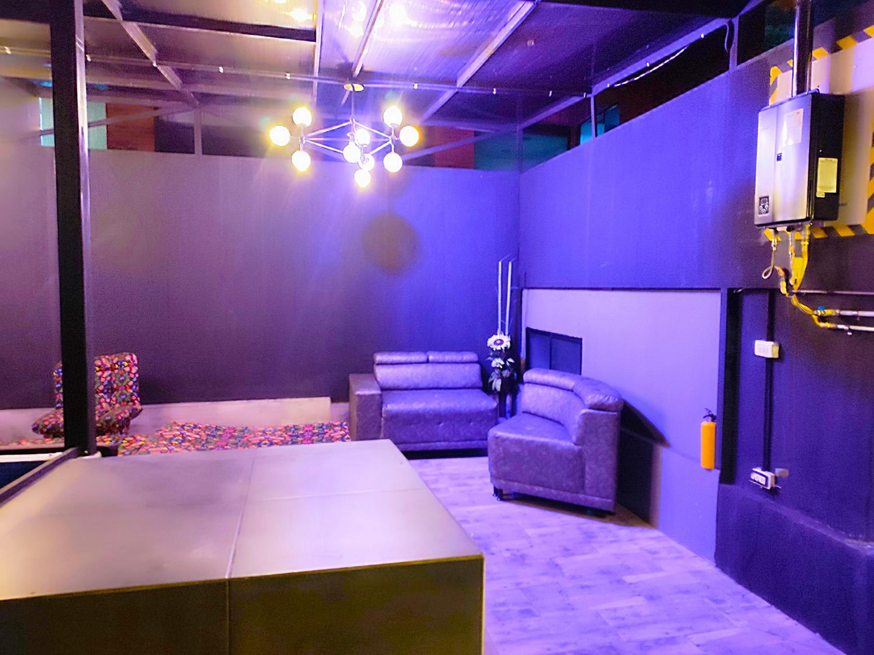 Urban 10 BDRM Private Apartment With Rooftop Pool & Jacuzzi