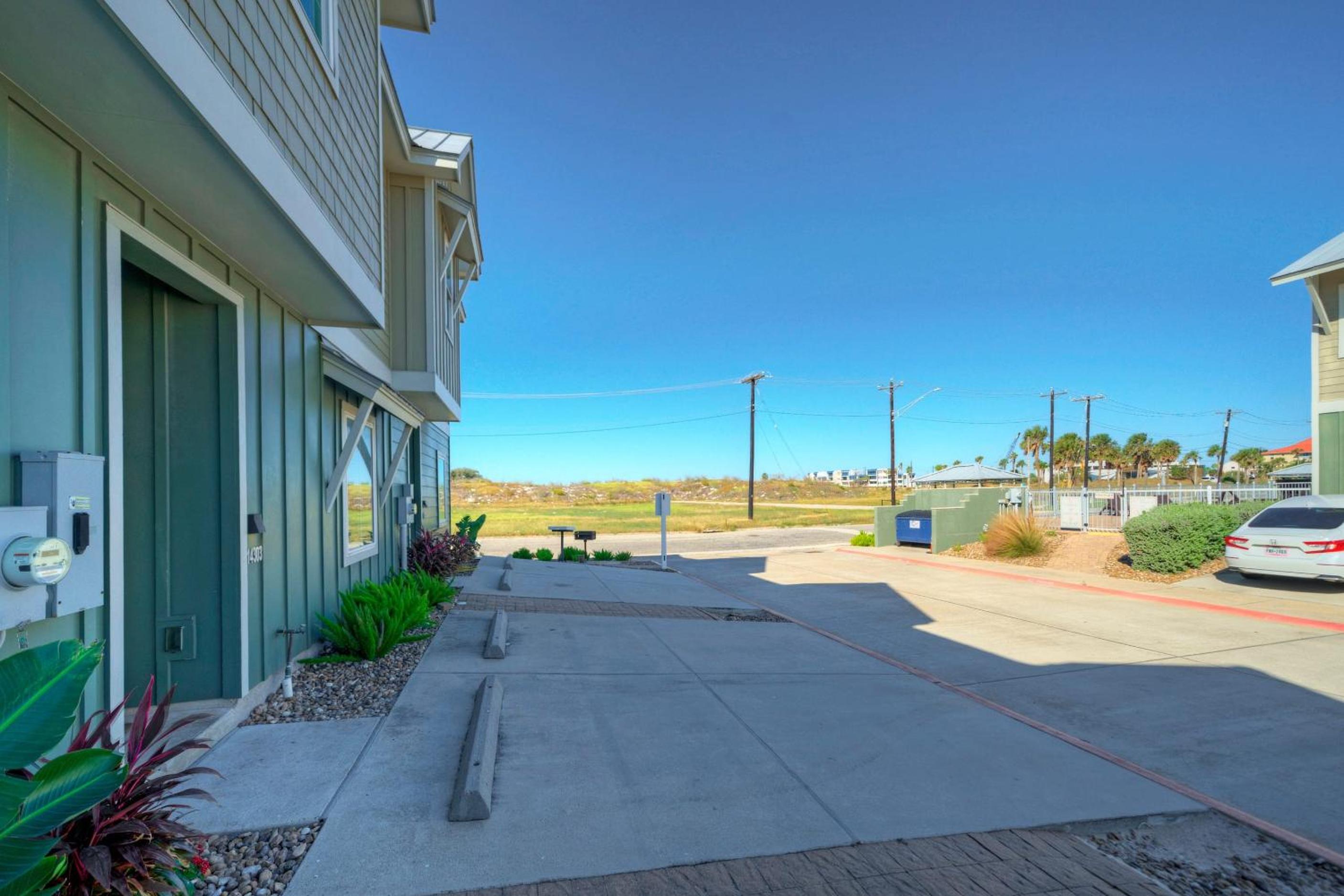 Ridley Retreat Community Pool Mins to the Beach Corpus Christi Port A