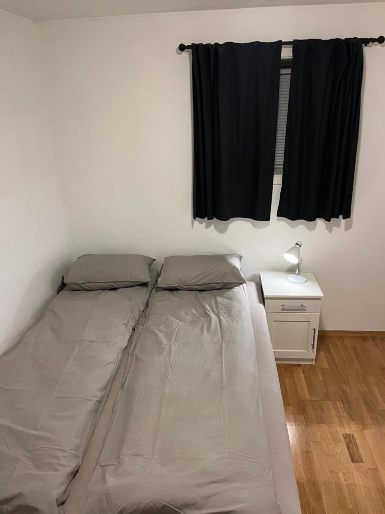 Central 3 bedroom apartment - Free parking view 3