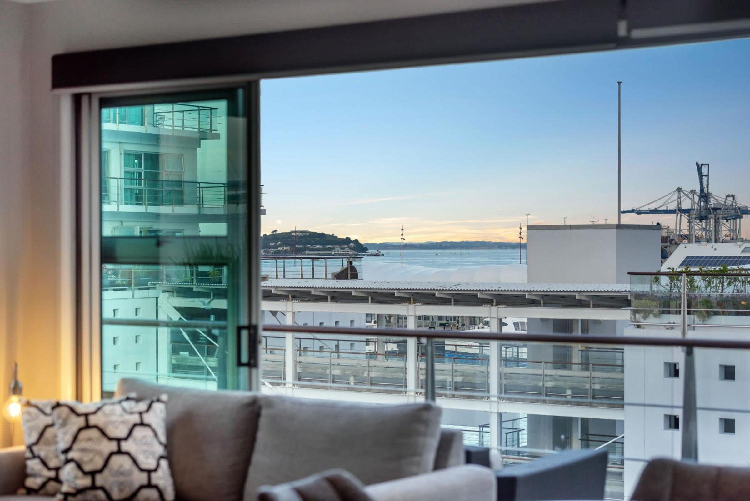 Waterfront 1 Bd Apt with AC WIFI Princess Wharf photo 4