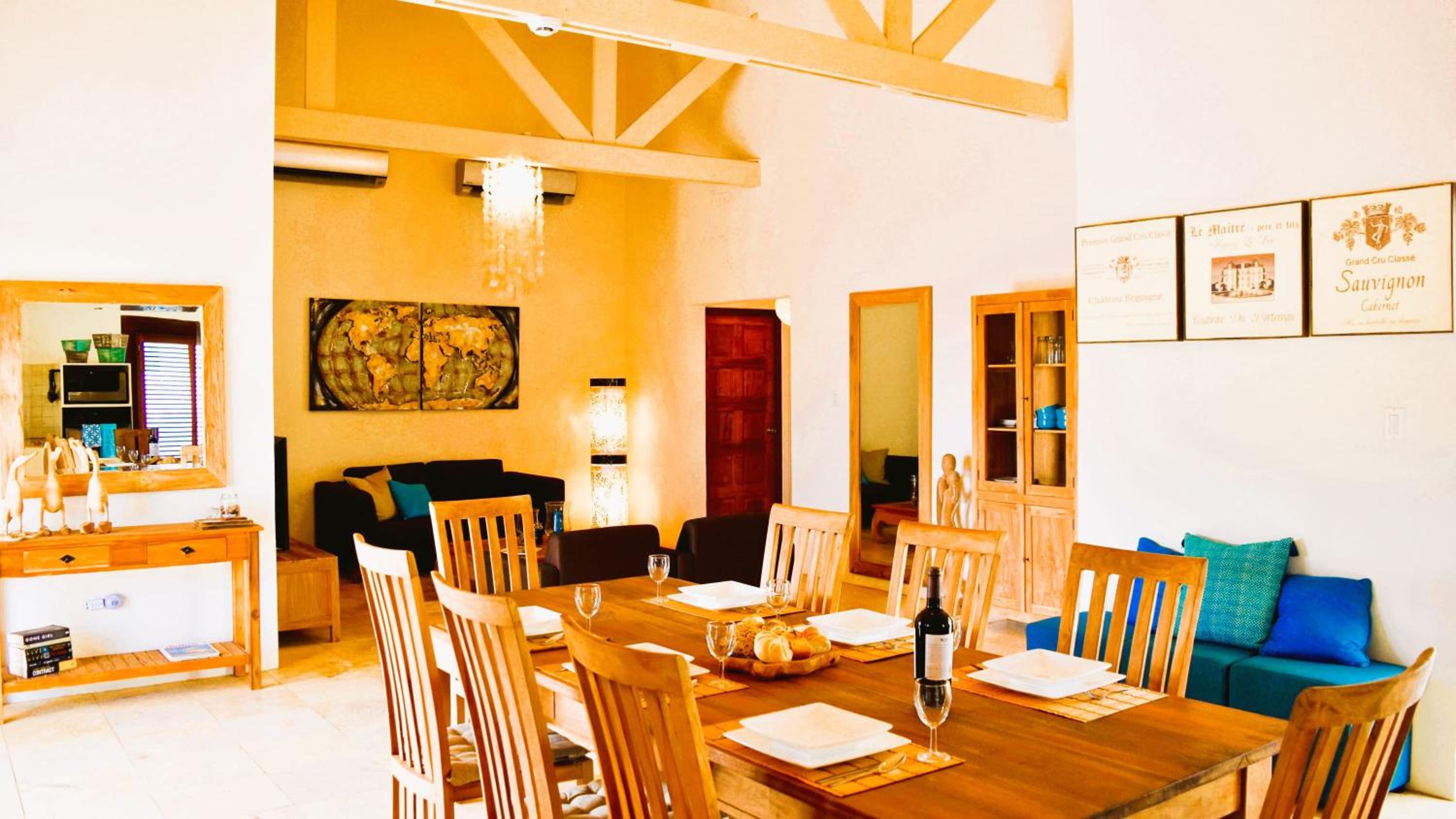 Endless Summer - Stunning 3-bedroom Vacation Villa located in Noord.
