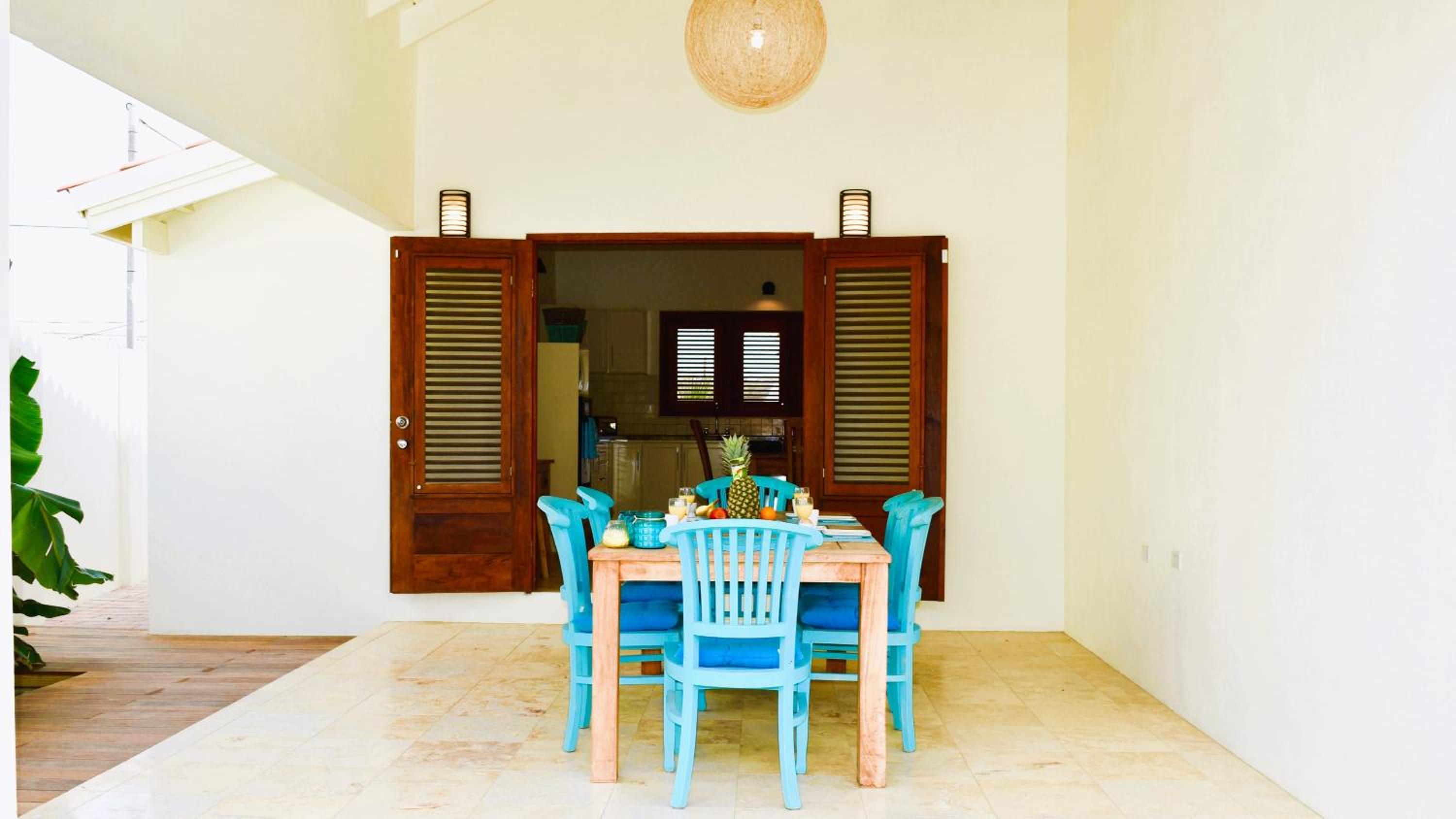 Endless Summer - Stunning 3-bedroom Vacation Villa located in Noord.