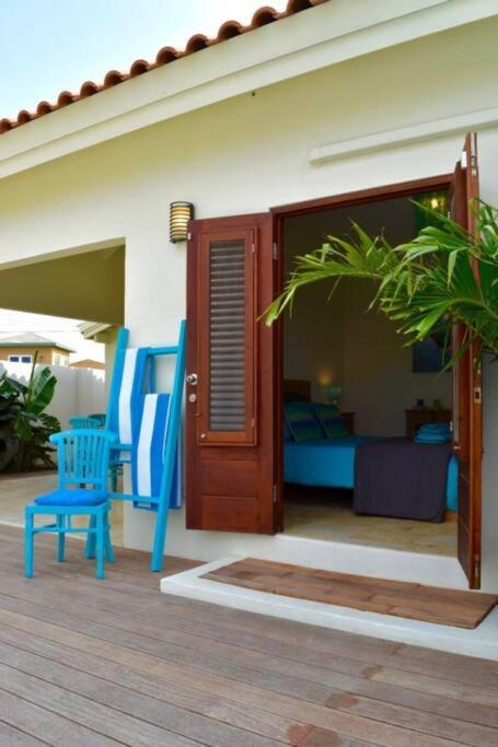 Endless Summer - Stunning 3-bedroom Vacation Villa located in Noord.