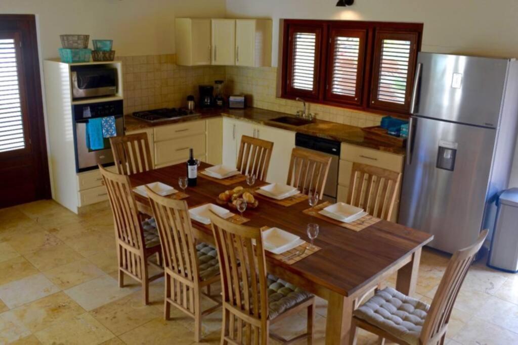 Endless Summer - Stunning 3-bedroom Vacation Villa located in Noord.