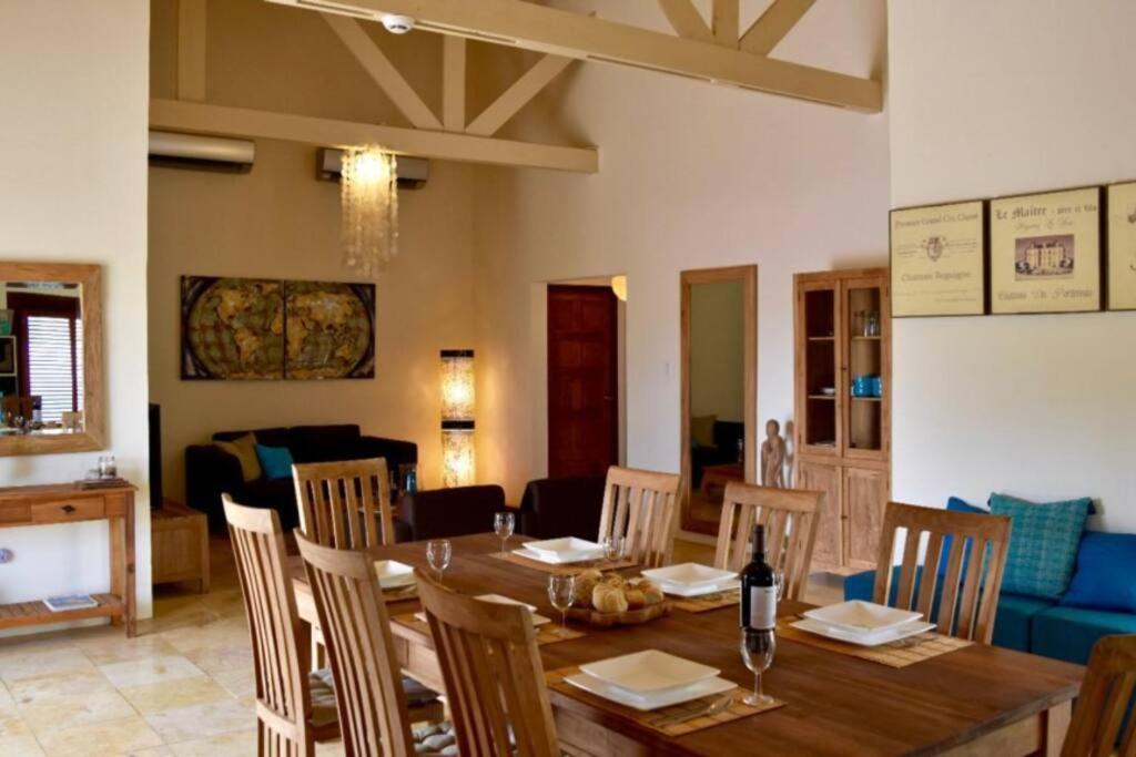 Endless Summer - Stunning 3-bedroom Vacation Villa located in Noord.