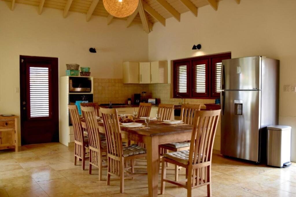 Endless Summer - Stunning 3-bedroom Vacation Villa located in Noord.