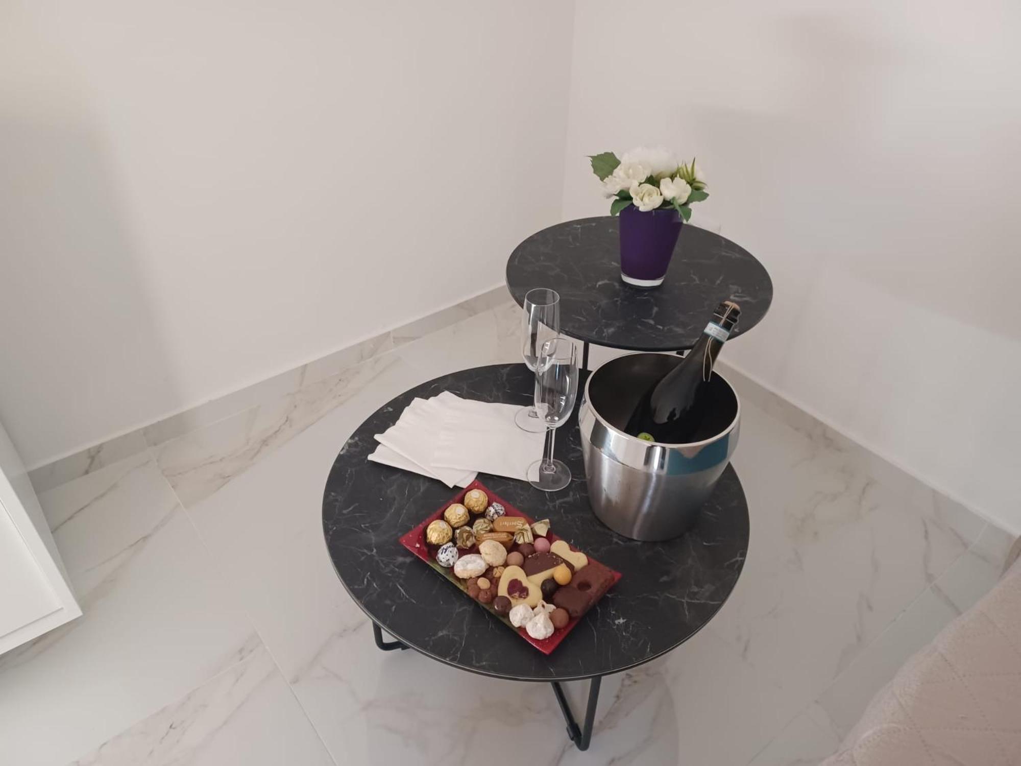 Hotel La Meson Apartment