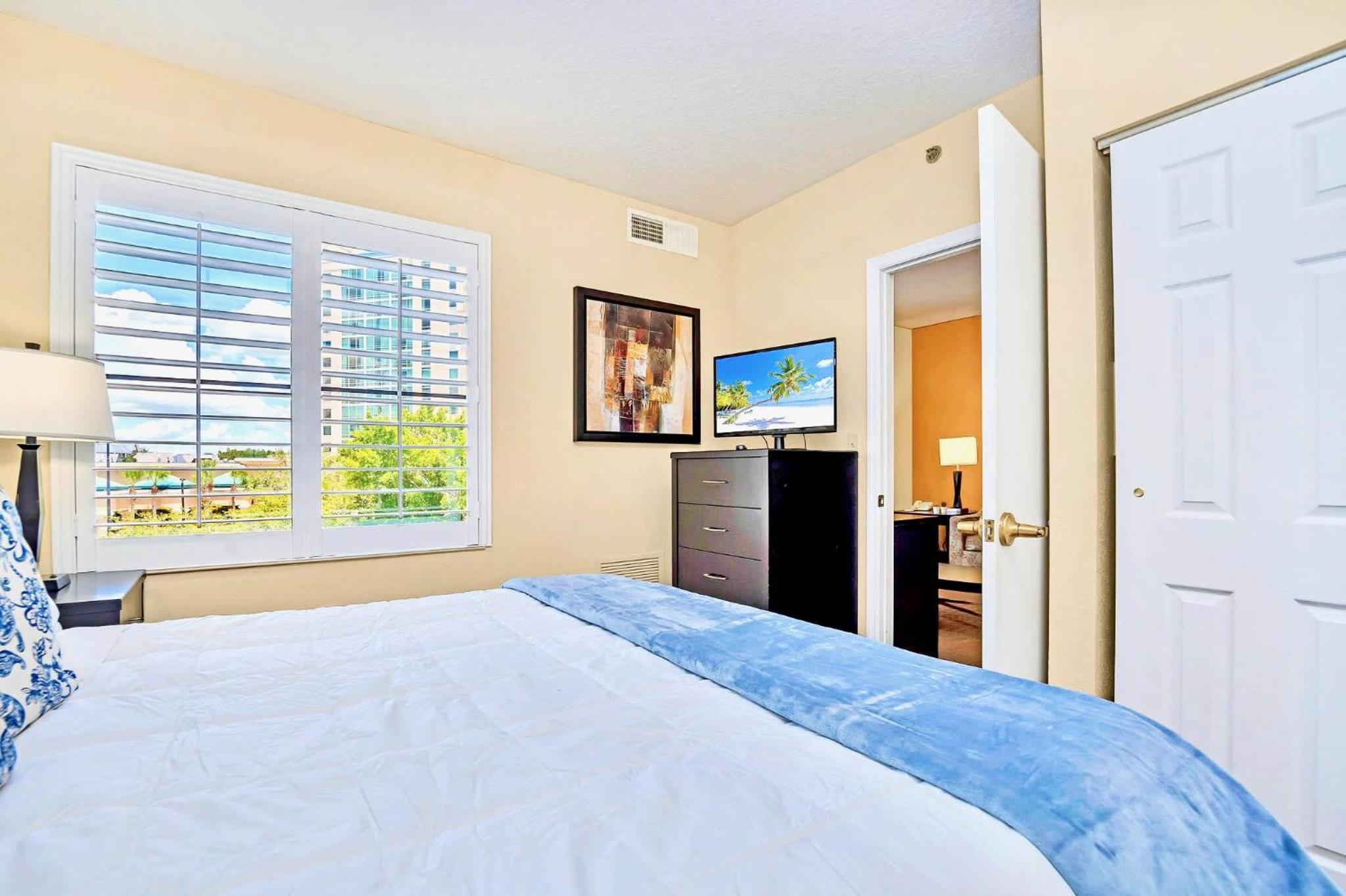 Suite near Disney w Pool Arcade and Hot Tub