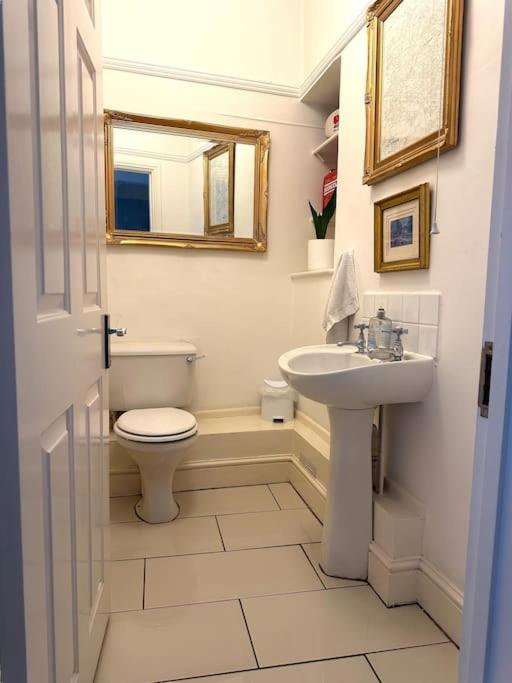 Beautiful & Vast Central Apartment Free Parking view 2