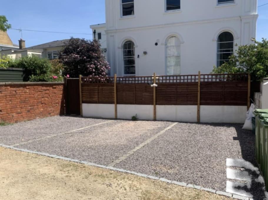 Beautiful & Vast Central Apartment Free Parking view 3