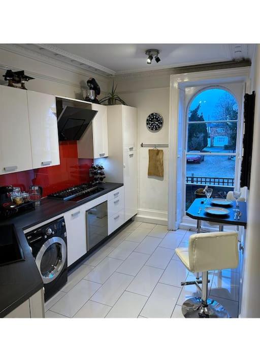 Beautiful & Vast Central Apartment Free Parking view 5