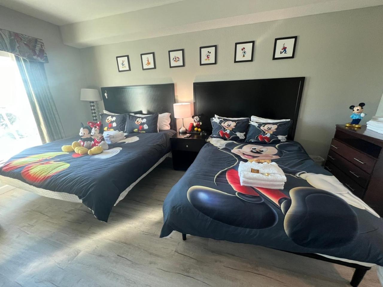 5 Minutes to Disney Free Shuttle King & queen bed