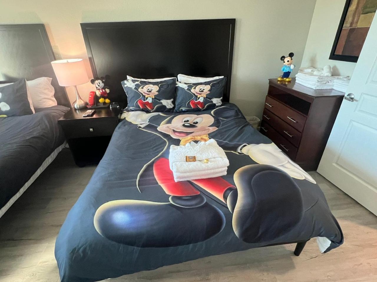 5 Minutes to Disney Free Shuttle King & queen bed