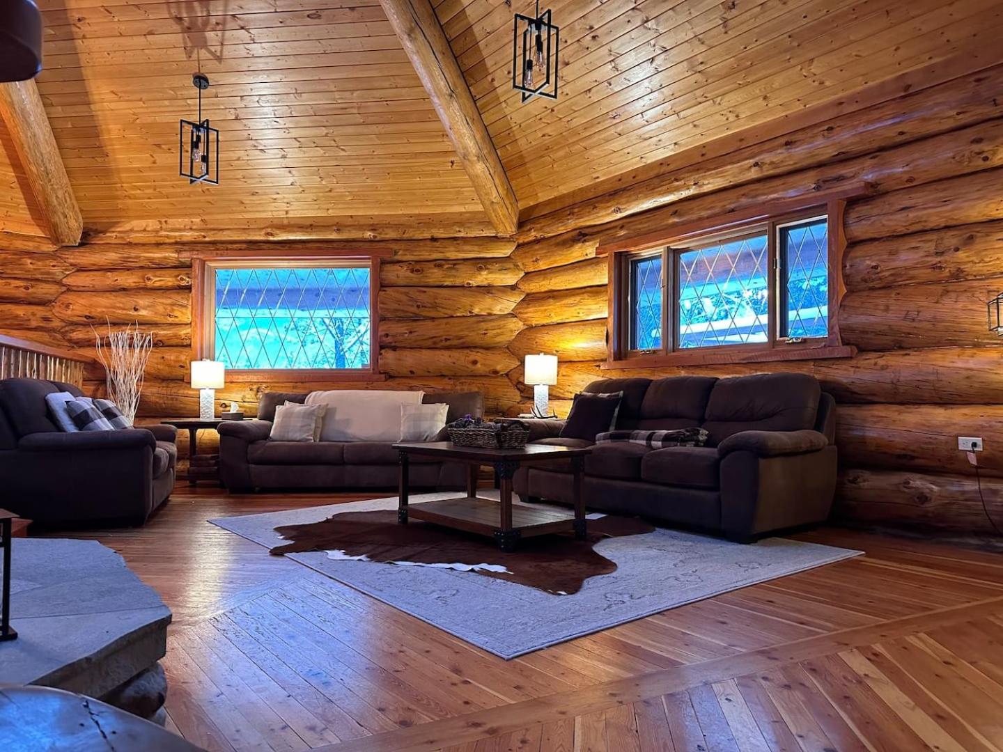 Ryders Lodge, Log Home in Edgewater, BC