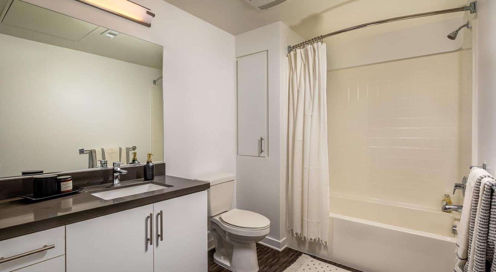 DTLA Luxury Condo with Pool, Gym, Work Pods & Conference Room