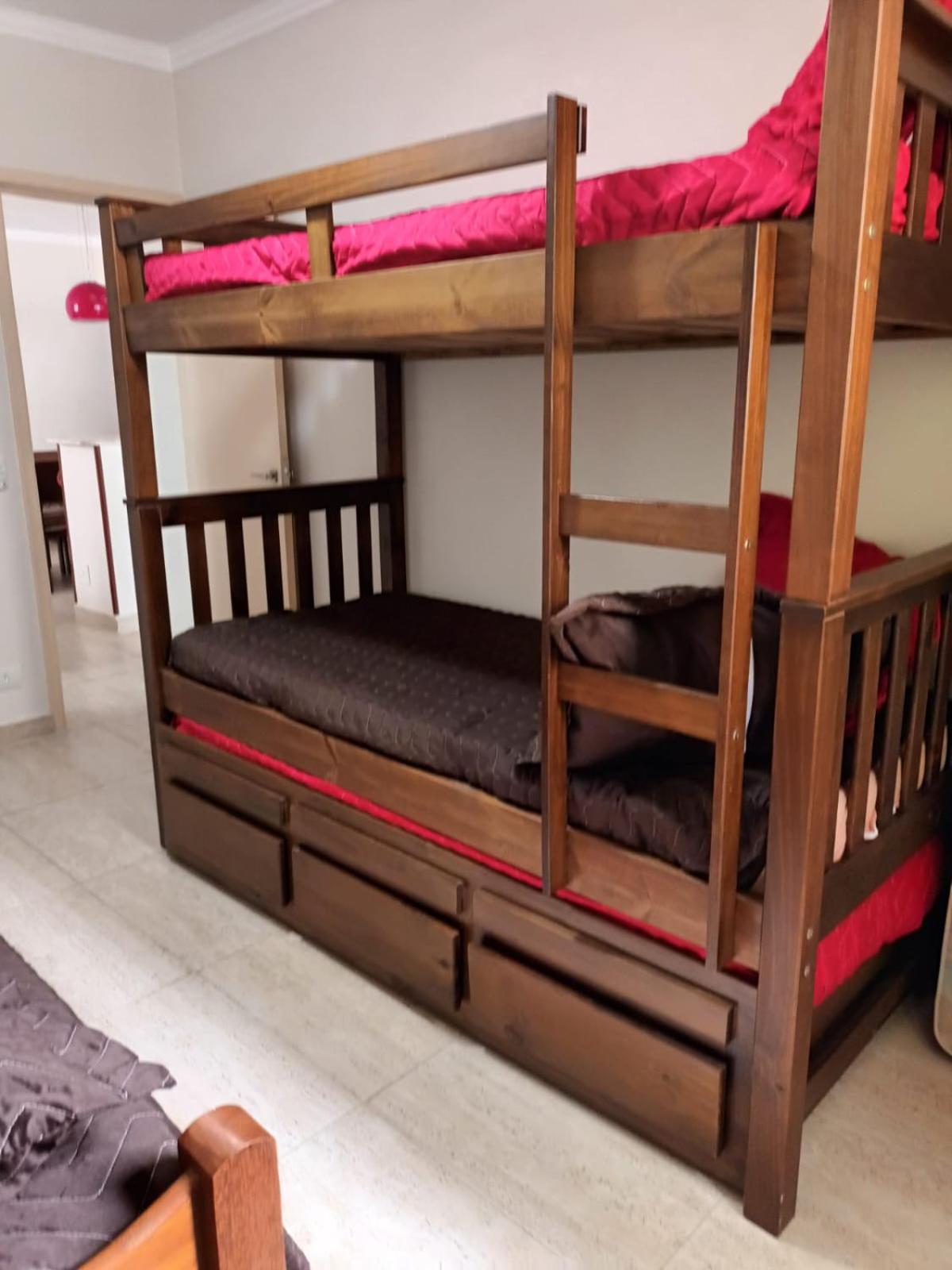 Praia Pitangueiras- Apartamento Quarto e sala - Vaga garagem- Duas quadras da praia- Próximo mercado, bares e restaurantes