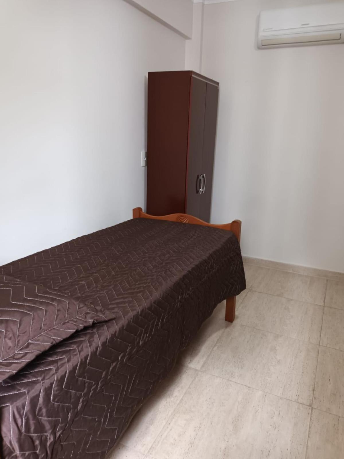 Praia Pitangueiras- Apartamento Quarto e sala - Vaga garagem- Duas quadras da praia- Próximo mercado, bares e restaurantes