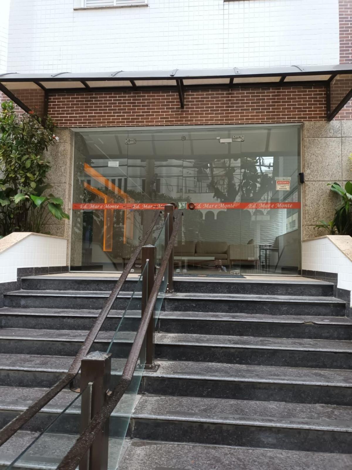 Praia Pitangueiras- Apartamento Quarto e sala - Vaga garagem- Duas quadras da praia- Próximo mercado, bares e restaurantes
