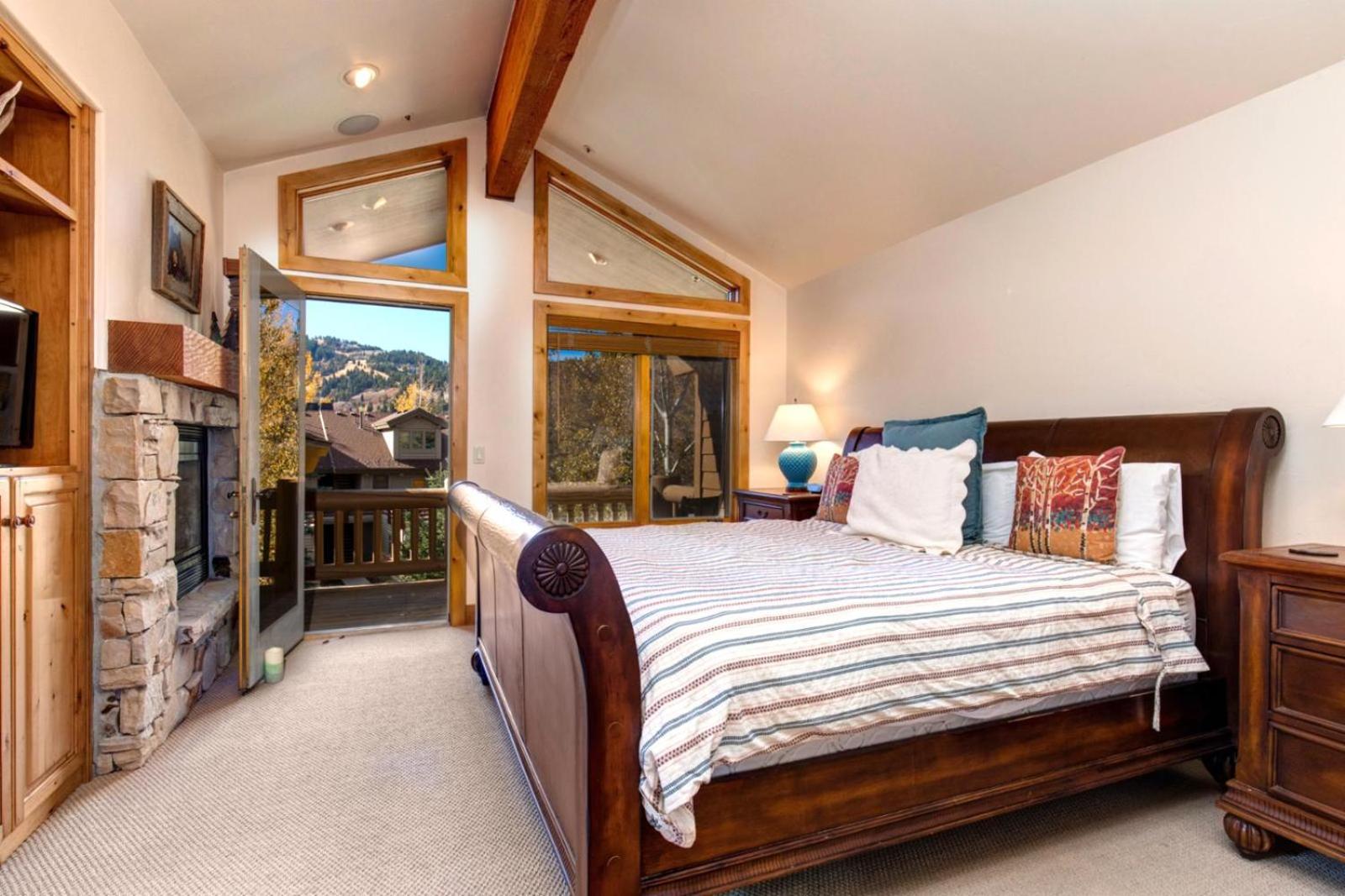 NEW LISTING KBM Resorts Private Deer Valley Home Sleeps 14 Hot Tub PGE-2413 view 5