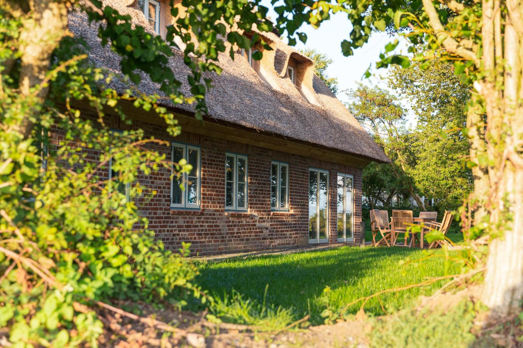 Entzückende Reetdachkate am Feldrand mit Kamin