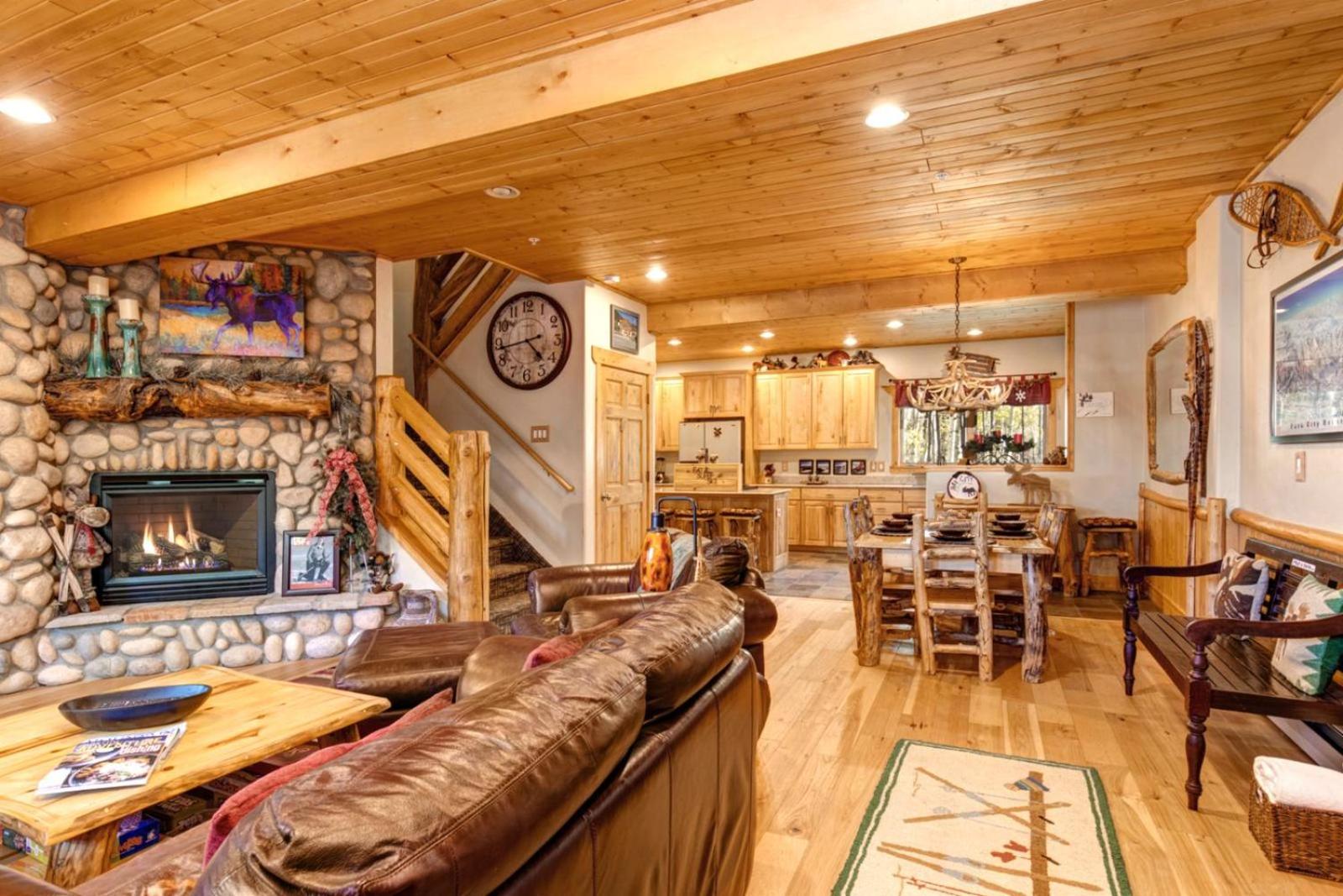 KBM Resorts Timber Wolf Lodge Mountain Elegance with Gas Fireplace Common Hot Tubs Near Canyons Village TWL-5b view 2