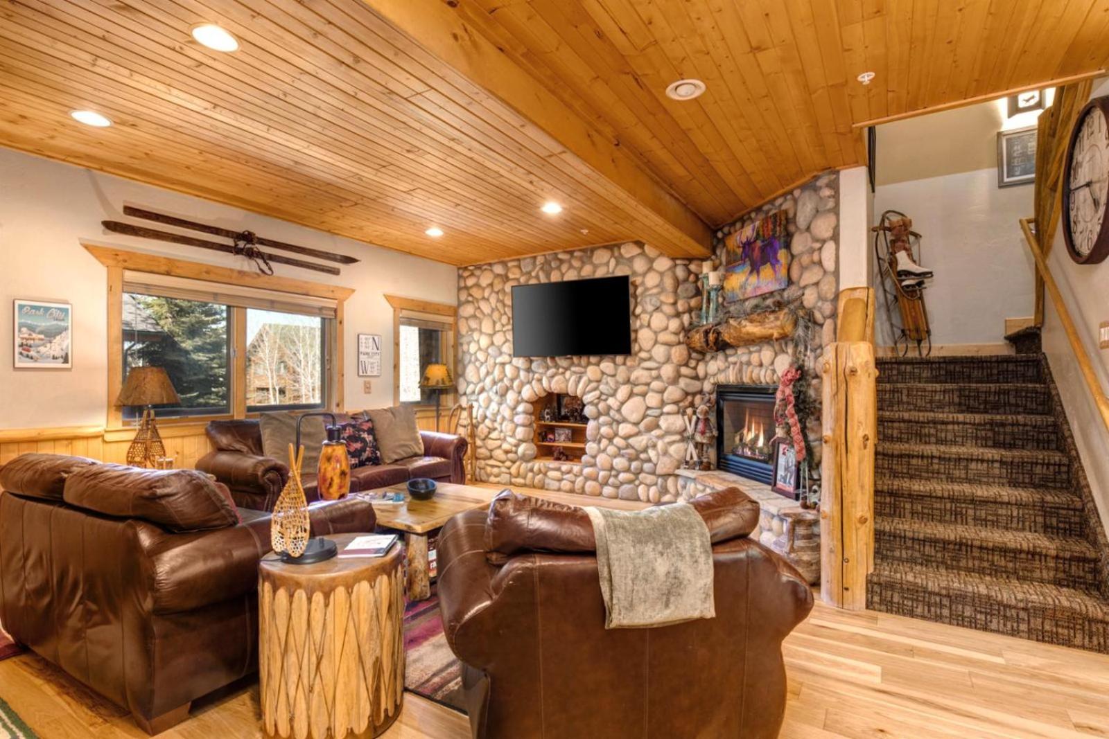 KBM Resorts Timber Wolf Lodge Mountain Elegance with Gas Fireplace Common Hot Tubs Near Canyons Village TWL-5b view 4