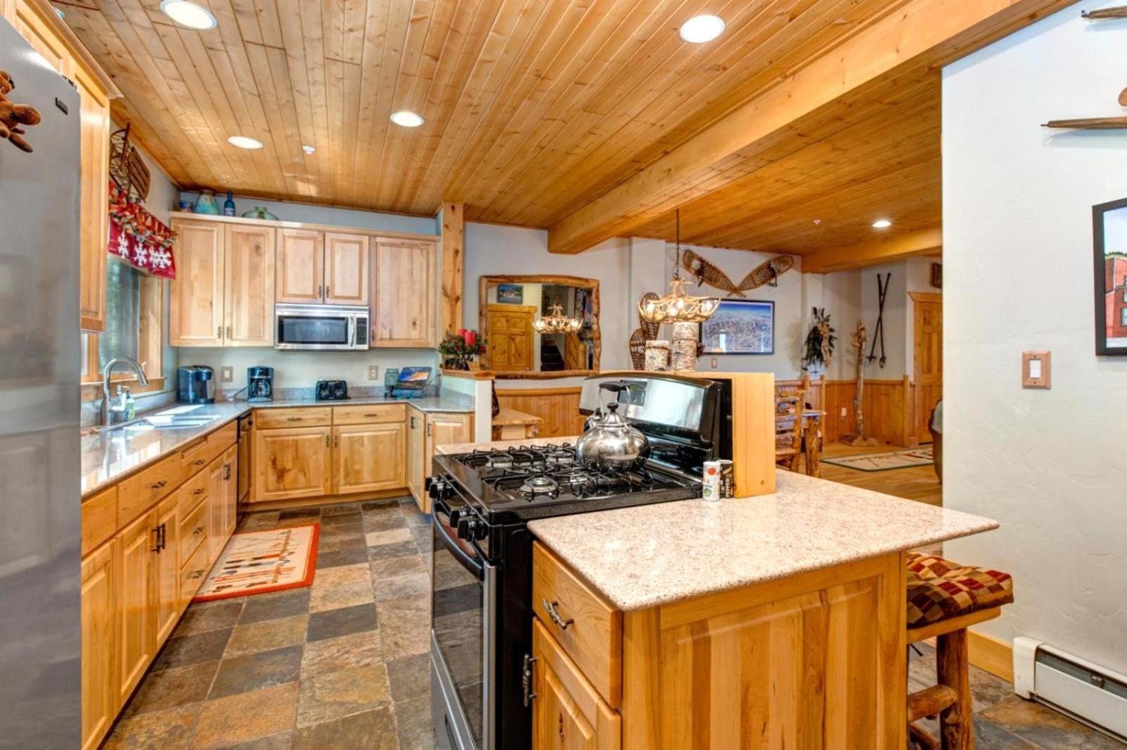 KBM Resorts Timber Wolf Lodge Mountain Elegance with Gas Fireplace Common Hot Tubs Near Canyons Village TWL-5b view 5