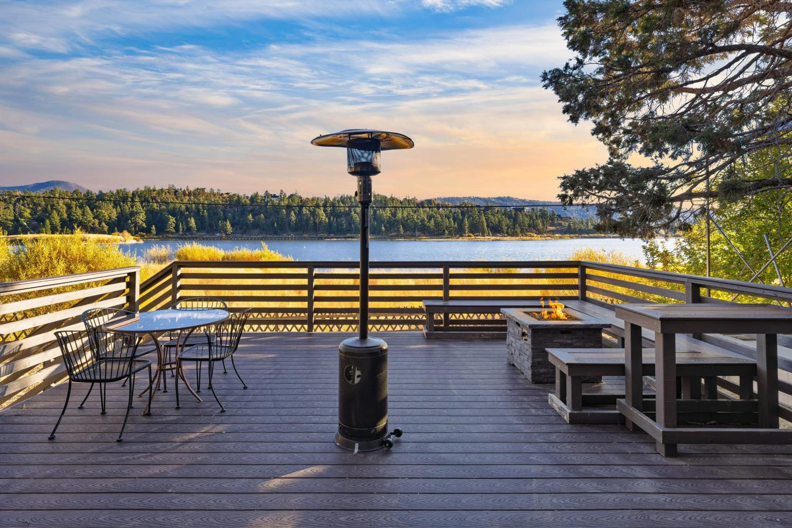 Viewtopia by AvantStay Lakefront Views Hot Tub