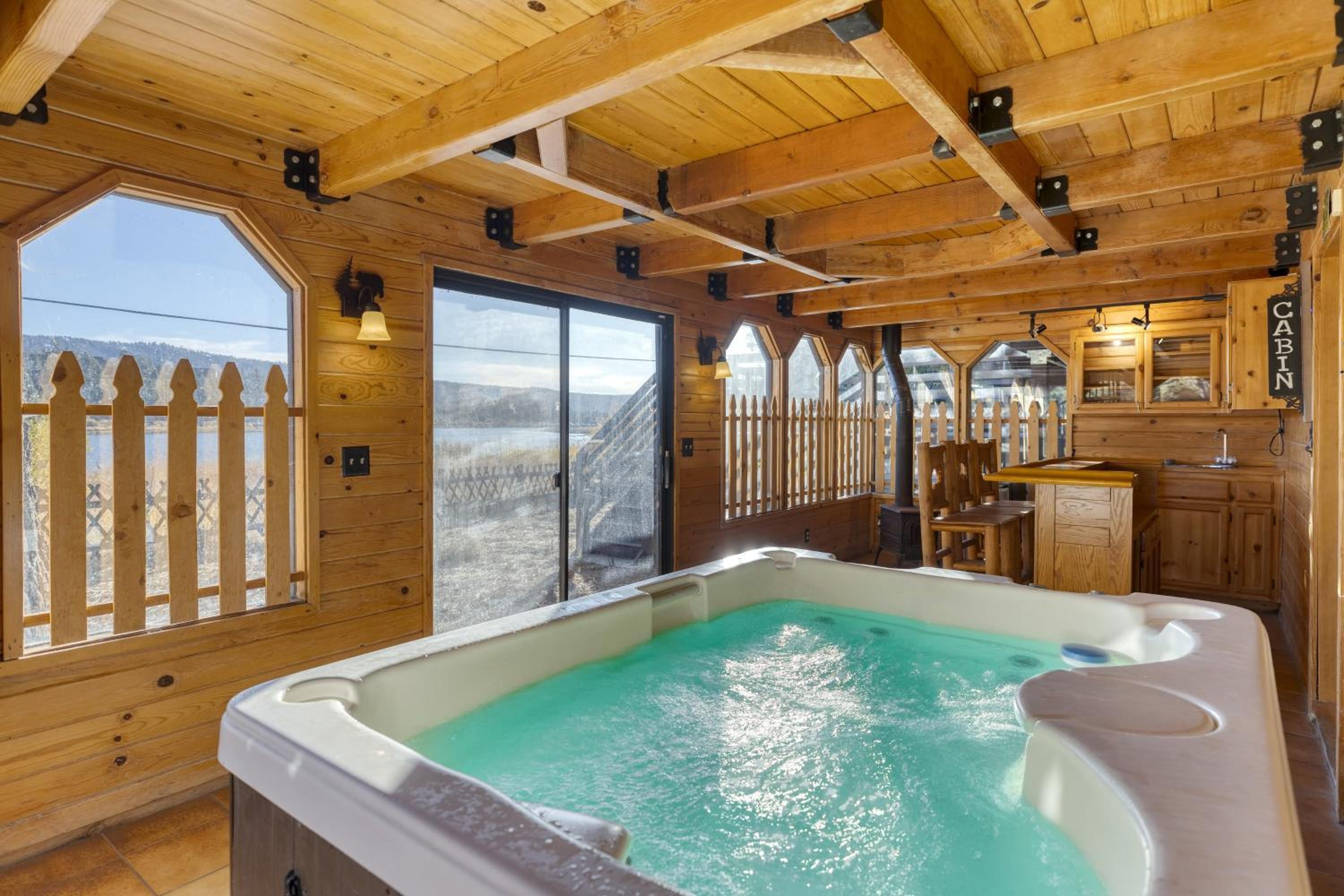Viewtopia by AvantStay Lakefront Views Hot Tub