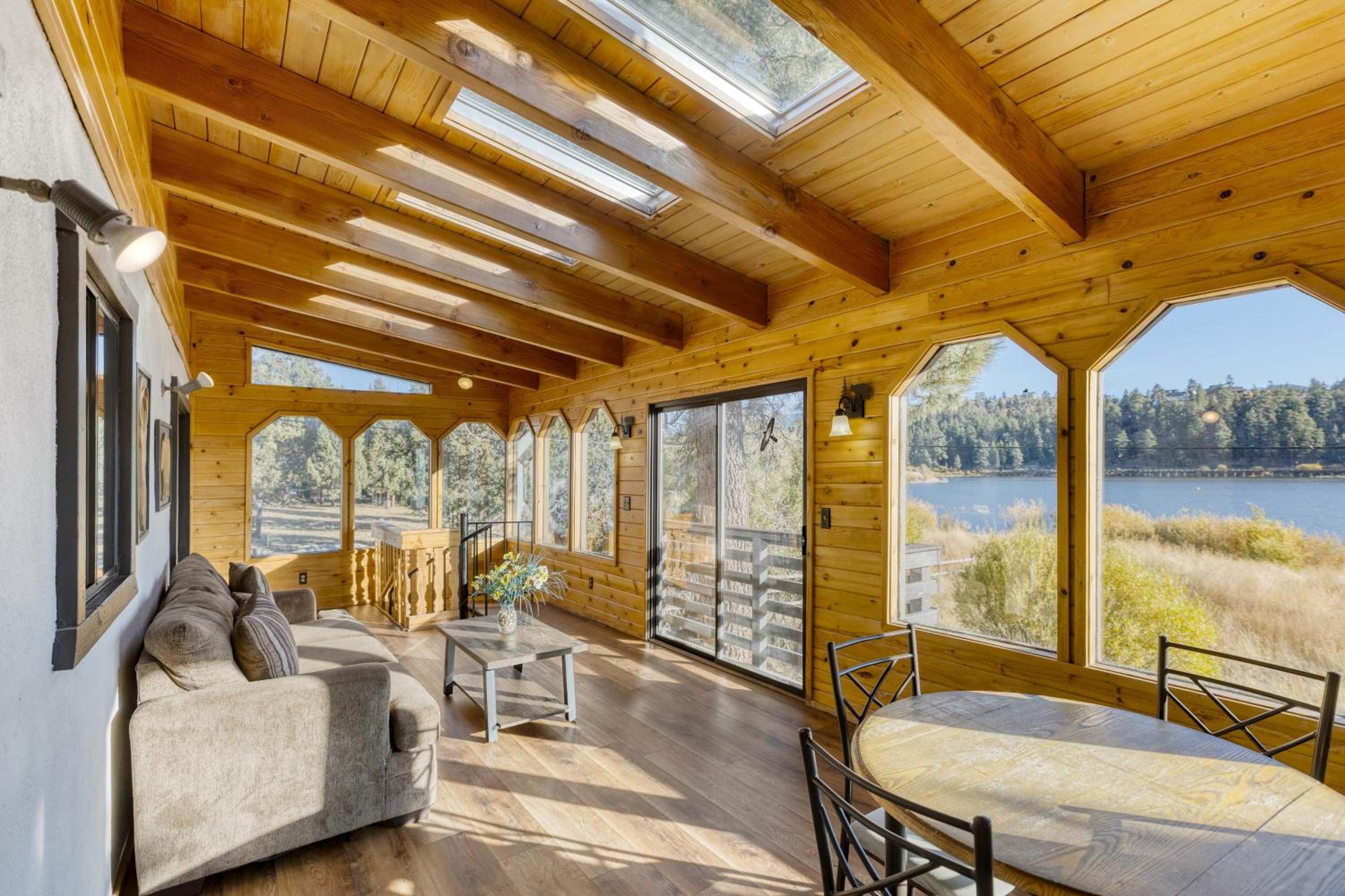 Viewtopia by AvantStay Lakefront Views Hot Tub