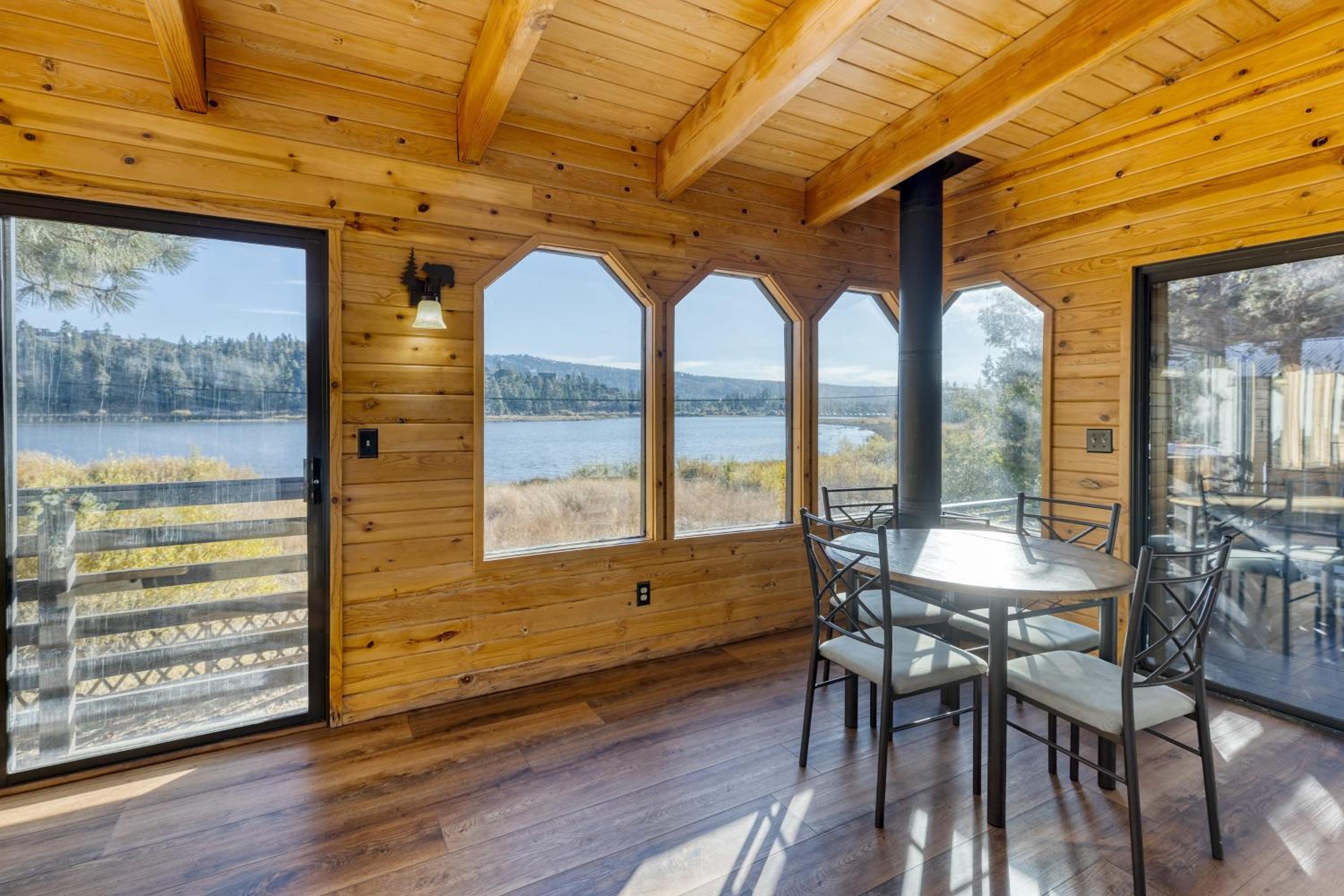Viewtopia by AvantStay Lakefront Views Hot Tub