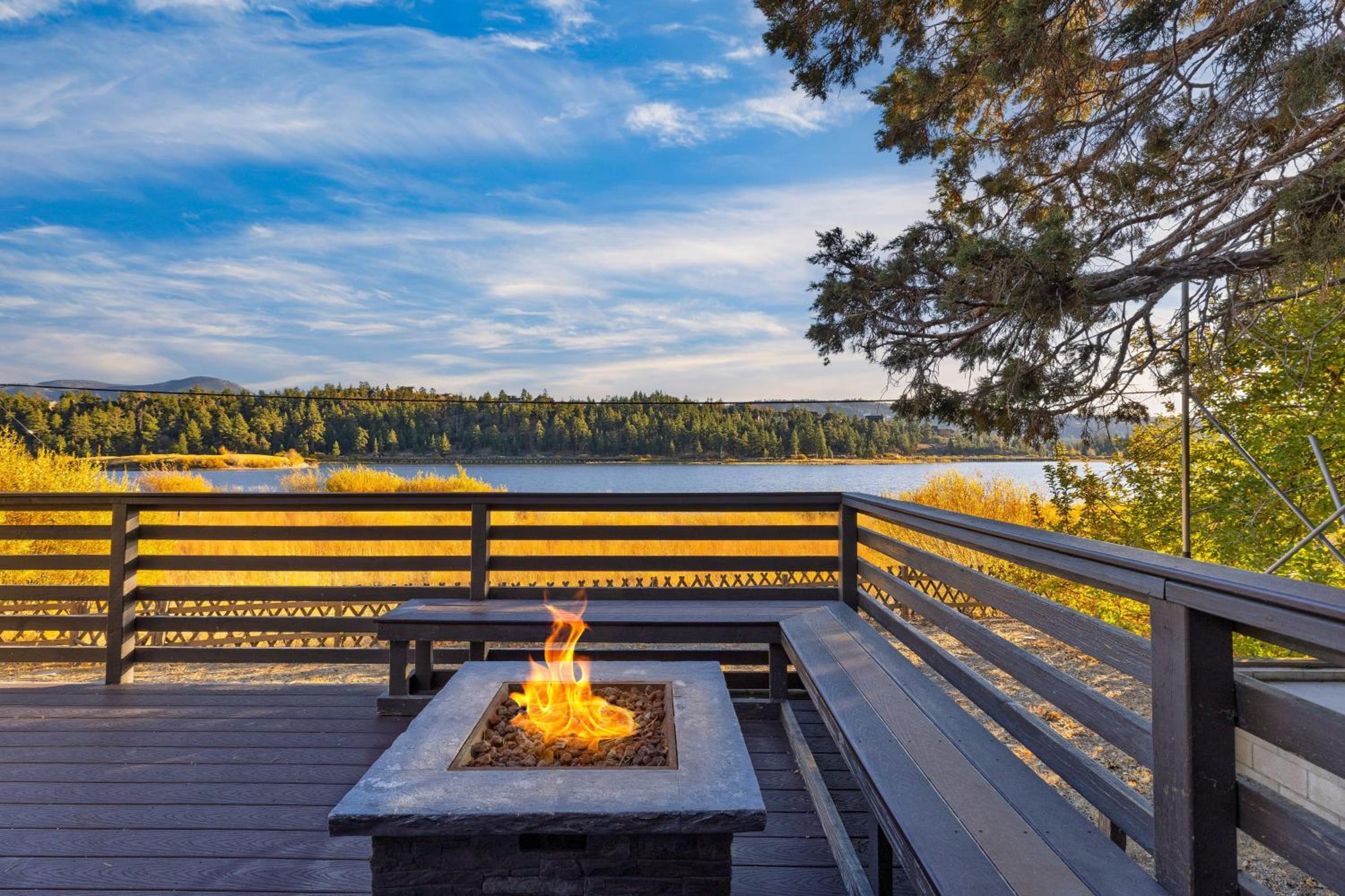 Viewtopia by AvantStay Lakefront Views Hot Tub