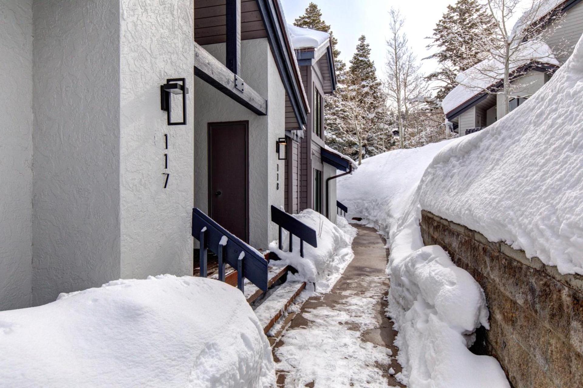 KBM Resorts Ridgepoint Ski-inSki-out access Common Hot Tub Summer pool Tennis Parking in Silver Lake Deer Valley RGT-117 view 4