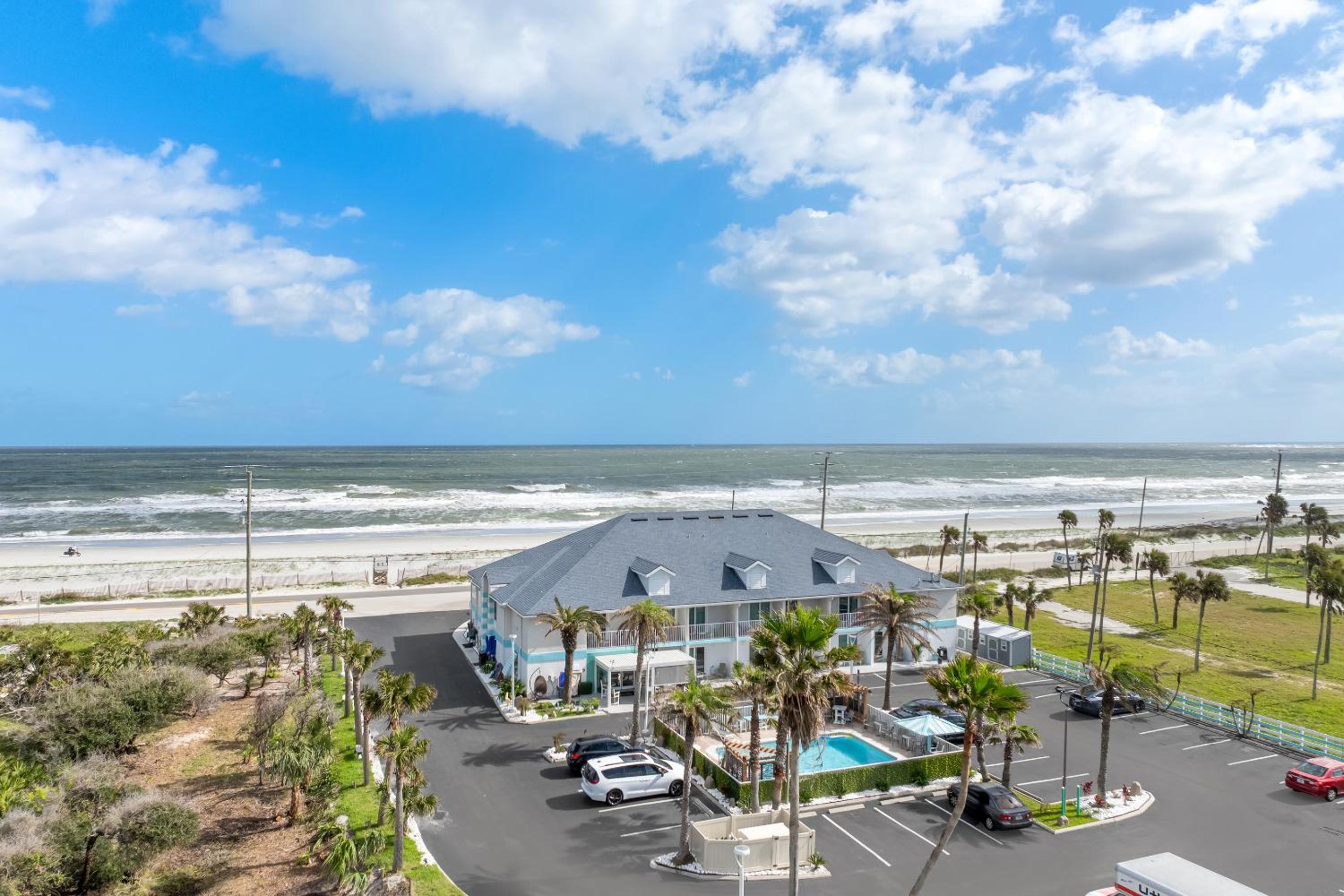 Hotel Ocean Sands Beach Boutique Inn-1 Acre Private Beach-St Augustine Historic-2 Miles-Shuttle with Downtown Tour-HEATED Salt Water Pool until 4AM-Popcorn-Cooki - Image 1