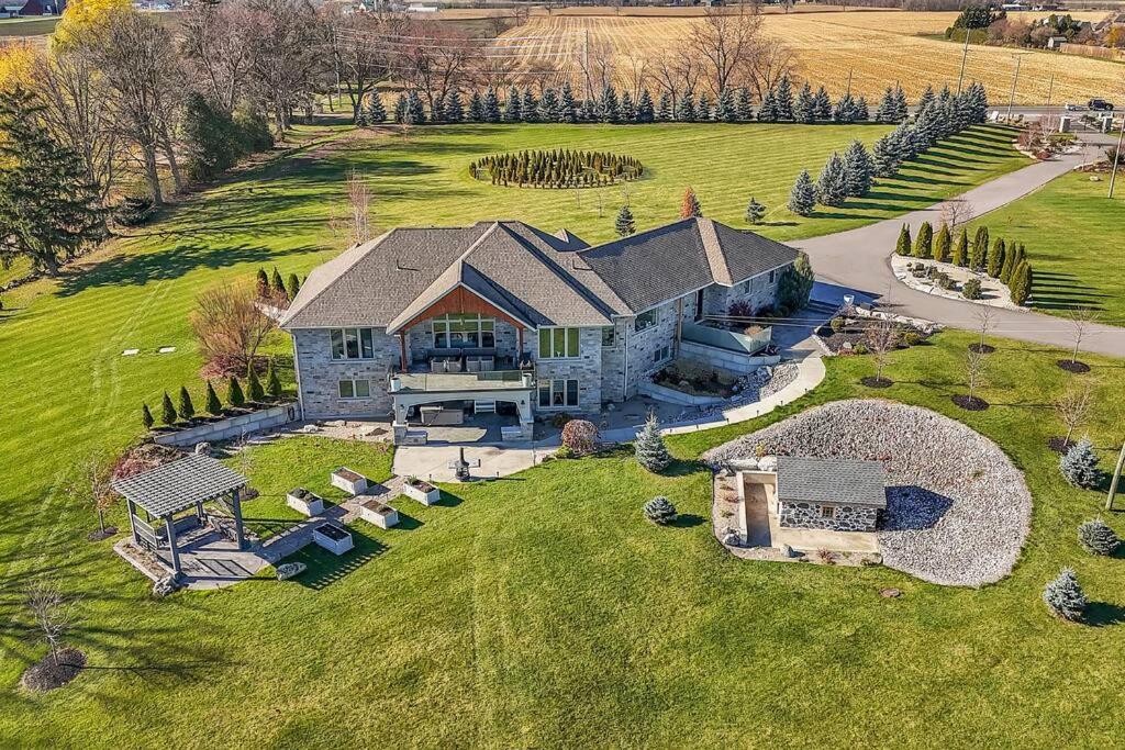 Private Farmhouse Getaway with hot tub