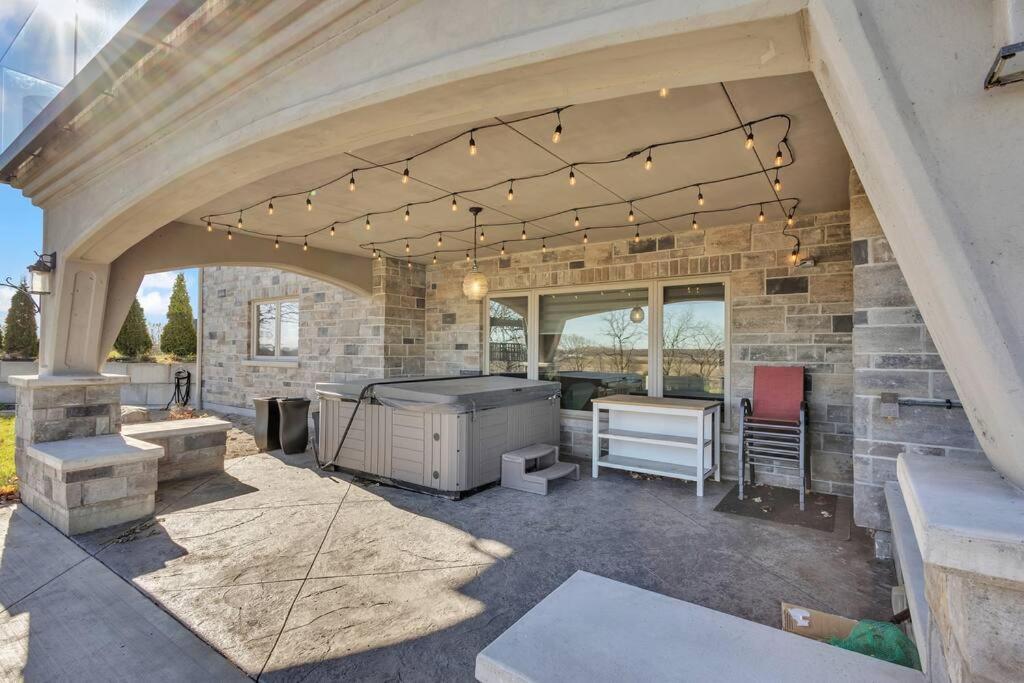 Private Farmhouse Getaway with hot tub