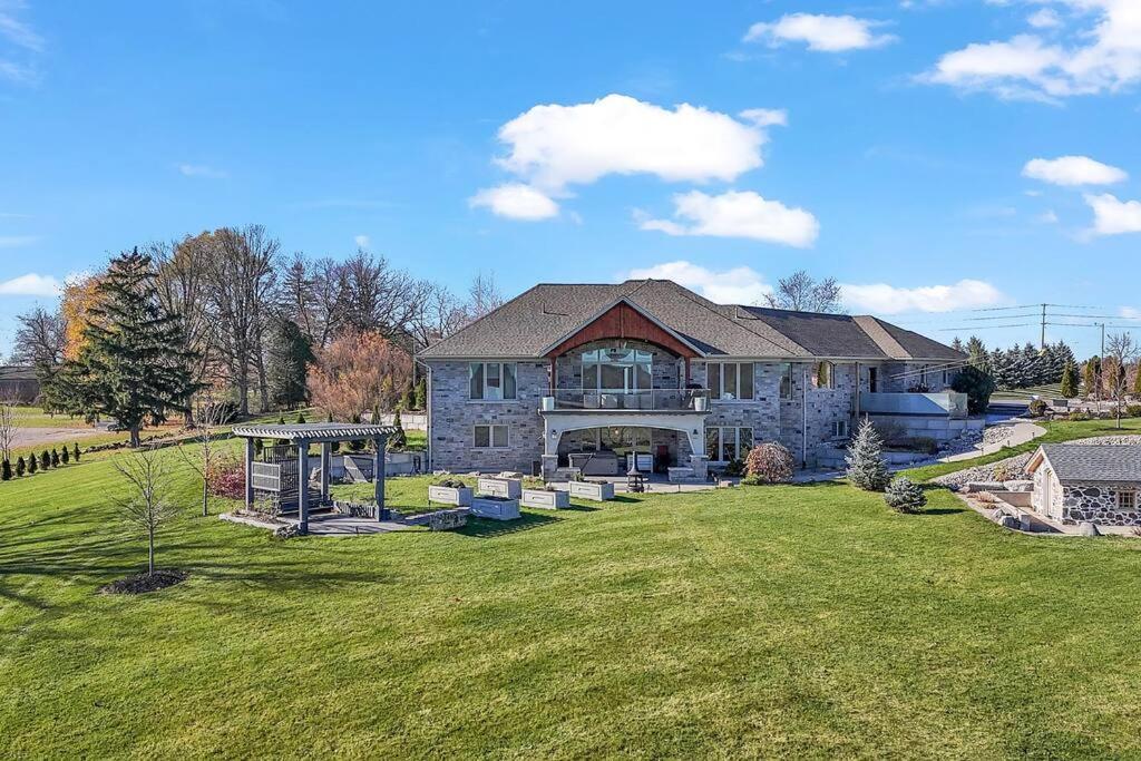 Private Farmhouse Getaway with hot tub