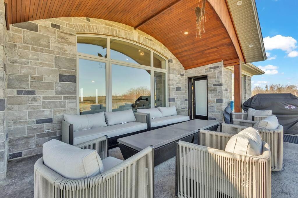 Private Farmhouse Getaway with hot tub