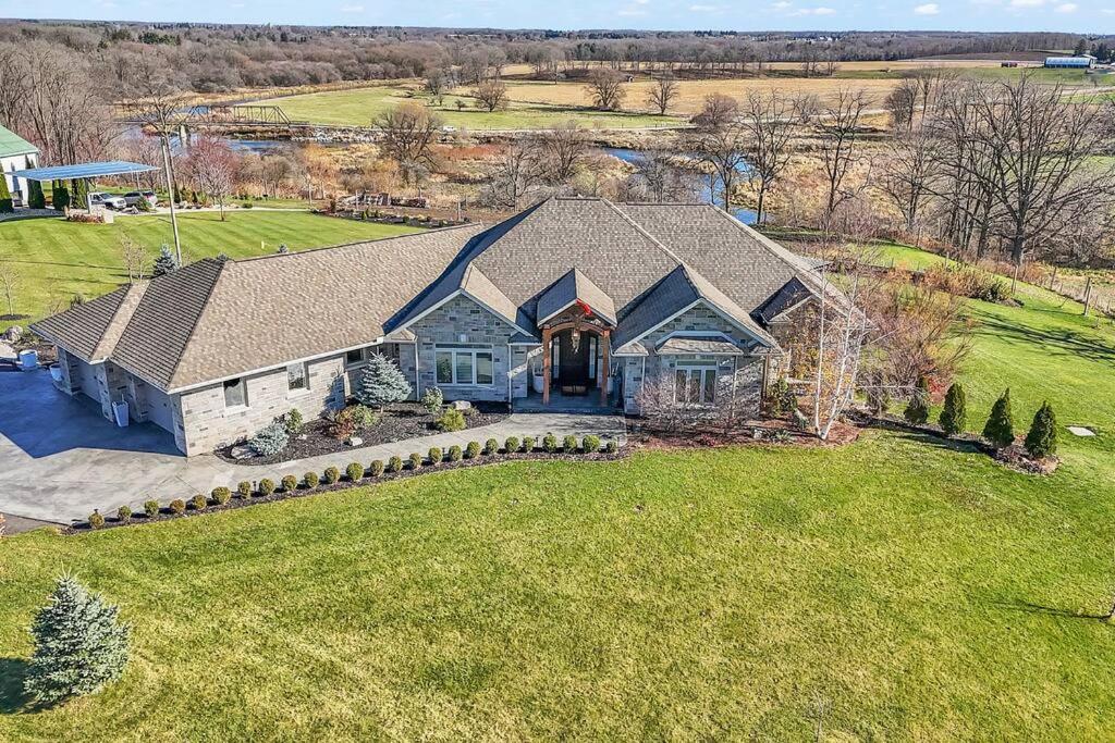 Private Farmhouse Getaway with hot tub