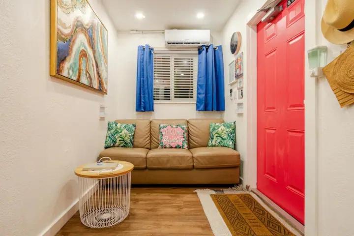 Stunning Little Havana Suites Close to airport, Calle Ocho, Brickell, Wynwood and the Beaches - Free Parking