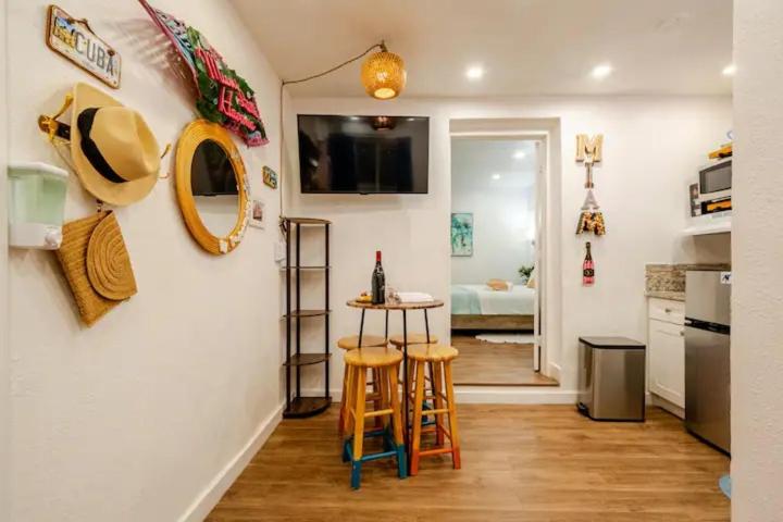 Stunning Little Havana Suites Close to airport, Calle Ocho, Brickell, Wynwood and the Beaches - Free Parking