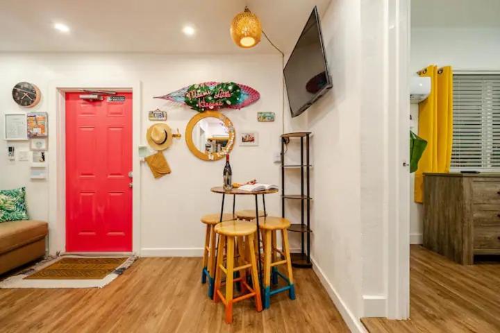 Stunning Little Havana Suites Close to airport, Calle Ocho, Brickell, Wynwood and the Beaches - Free Parking