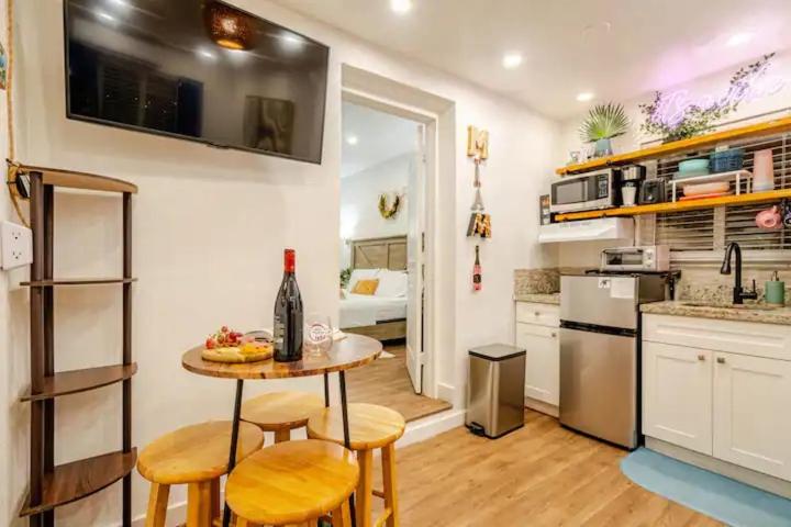 Stunning Little Havana Suites Close to airport, Calle Ocho, Brickell, Wynwood and the Beaches - Free Parking