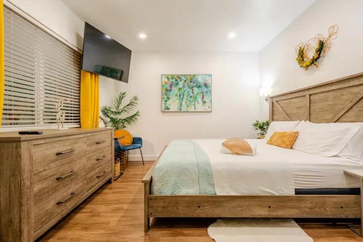 Stunning Little Havana Suites Close to airport, Calle Ocho, Brickell, Wynwood and the Beaches - Free Parking
