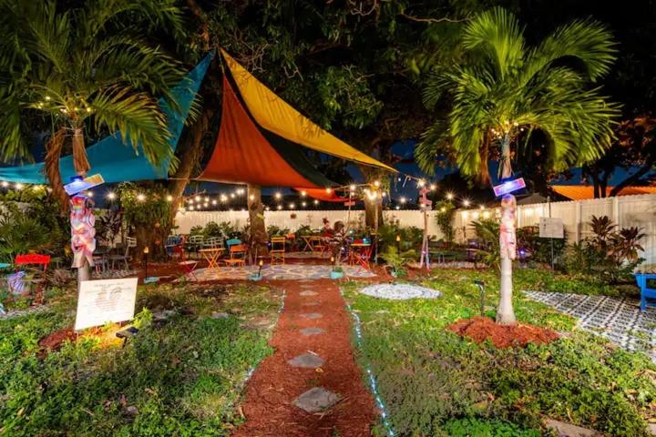 Stunning Little Havana Suites Close to airport, Calle Ocho, Brickell, Wynwood and the Beaches - Free Parking