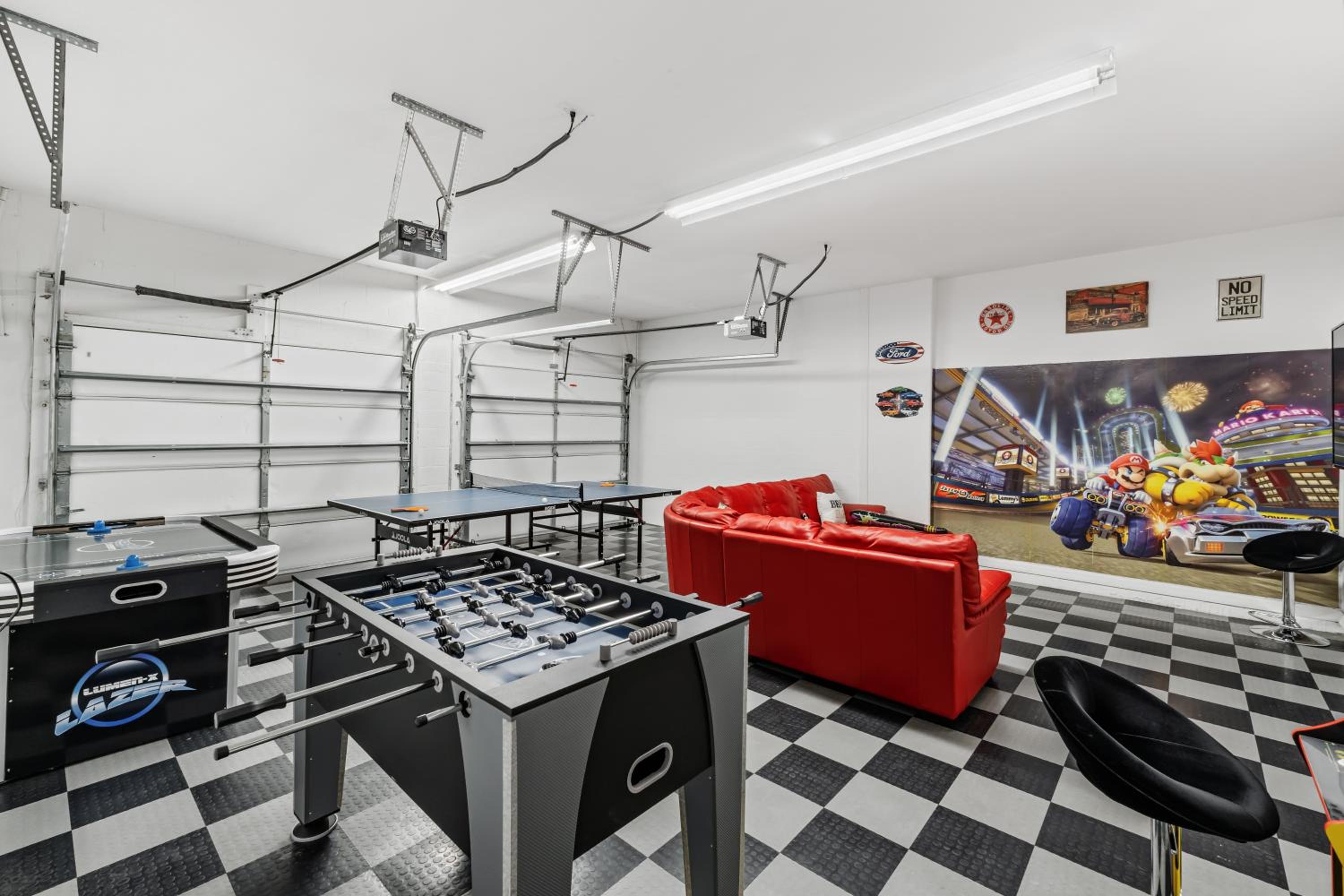 12 Min to Disney Heated Pool Family-Friendly BBQ Game Room & Sleeps 16 Guests