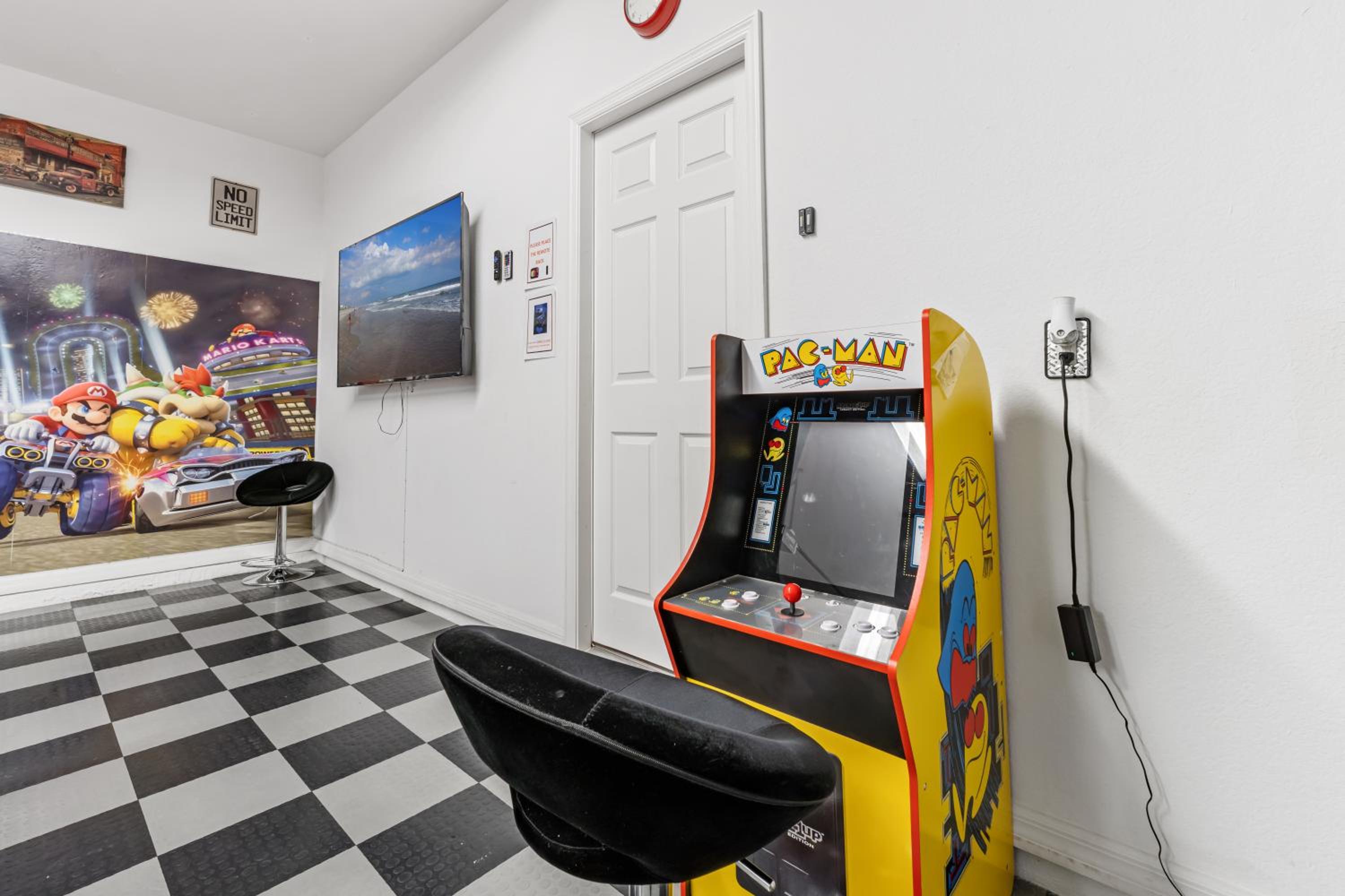 12 Min to Disney Heated Pool Family-Friendly BBQ Game Room & Sleeps 16 Guests