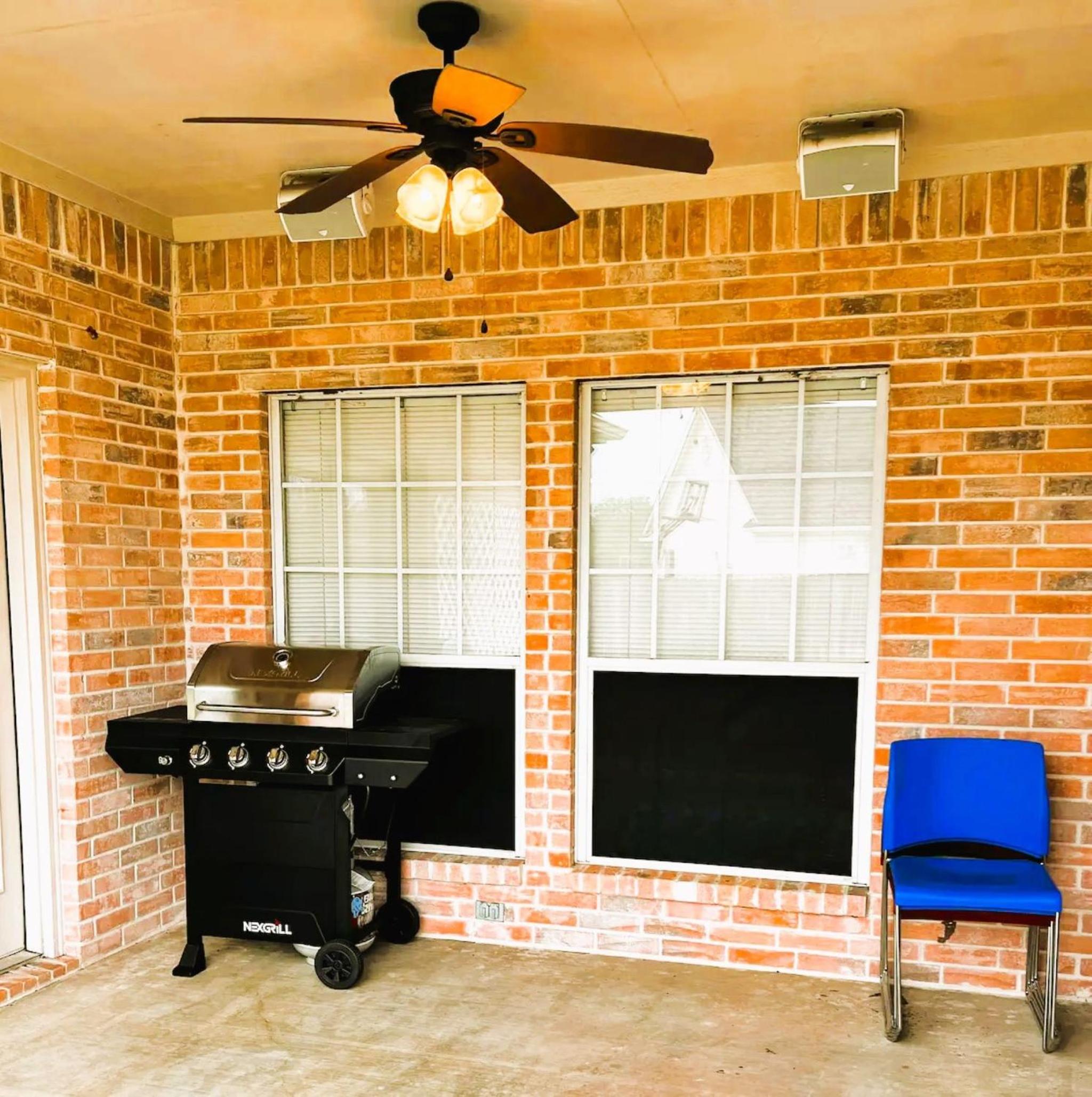 Hotel Luxury Manor with Gourmet Kitchen, 10 mins to Santa's Village, Sleeps 10 - Image 1